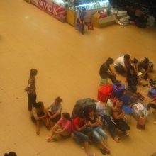 座ってなんかやってる店員たち