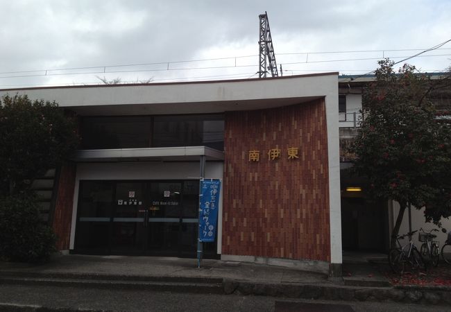 駅舎は公民館のような建物です