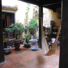 ハンモックのある中庭