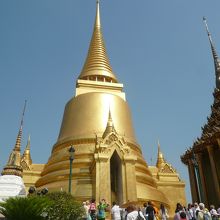 青空に映える黄金の仏塔