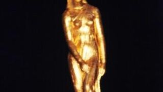 黄金のたつこ像はライトアップで