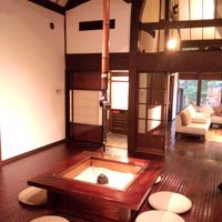 写真の手前に２部屋あります。