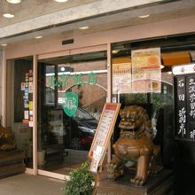 入り口・建物は4階建て