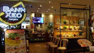 店名にもなってるバインセオが美味しい