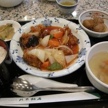 日替わりの酢豚ランチ・これに杏仁豆腐も。