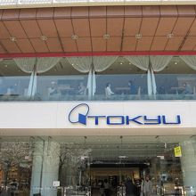 2階のベリーカフェを見上げたところです。