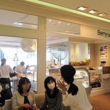 席待ちしている人です。