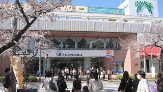 ベリーカフェの窓は、たまプラーザの移り変わりを見続けてきました。