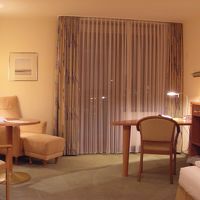 ベッドの大きさがダブルとは言いがたいので、相当広いお部屋