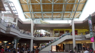 ショッピングの中心地であり，バスの乗り換え基地でもあります。