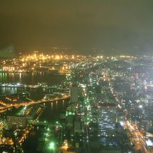 横浜の夜景。明かりは横浜スタジアム。
