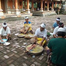 地元の男性がニュピの準備をしているところ
