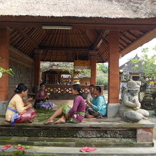 地元の女性がニュピの準備をしていることろ