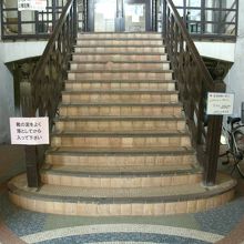 内部階段・・過ってはラウンジ(今、中は一般食堂)