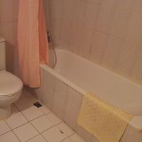 ちょっと古いけど、広めのバスタブ。アメニティも揃ってました。