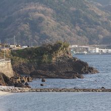 土肥温泉から向かうとすぐ手前に旅人岬があります