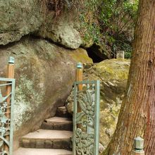 岩屋の奥には８個の玉があります