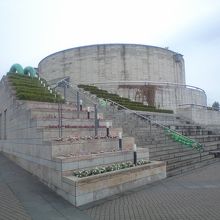 アートの街にふさわしい外観