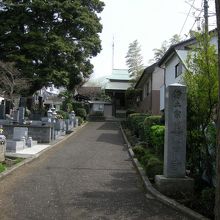 ゆるやかな坂になっています