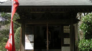 樹木の多い境内