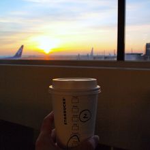 飛行機を見ながら一息