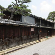 新町通りに面している西川庄六邸