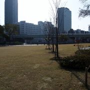 芝が広がる公園あり、遊歩道も新設されました