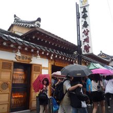 雨なのにたくさん並んでいました。