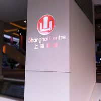 入口を出てエスカレータで地下にショッピングセンターあります