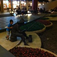 この釣りをしているモニュメントにどんな意味があるのでしょうか