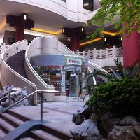 しゃれた階段は子供の遊び場となりました。気を付けて！