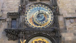 仕掛け時計はいつ見ても楽しい。