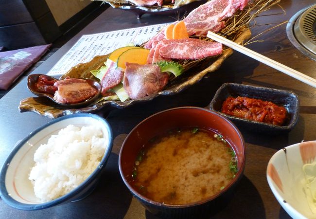 ご飯も味噌汁もついています。ご飯は少な目にしてもらいまし