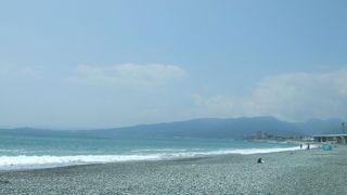 駅のすぐそばに海岸があります