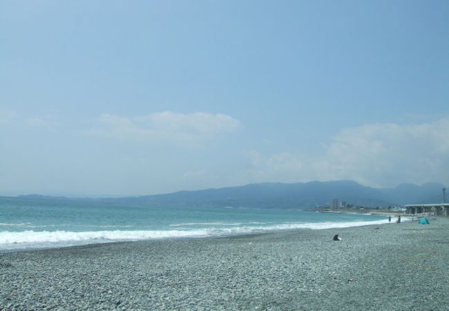 駅のすぐそばに海岸があります