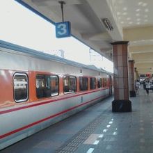 特急自強号と大理石の柱