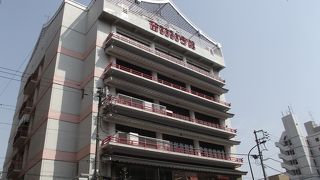 ５，６階で 「よしもと浅草花月」 の公演を楽しめます