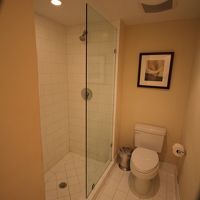 シャワーブースに扉なし