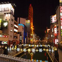 夜も人の往来は多いです