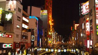 買い物や観光でにぎわっている橋です