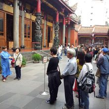 青い袈裟のようなものを着たオバちゃんがお祓いをしてくれます。