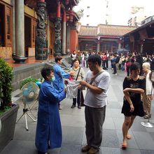 この男性は白い布を祓ってもらっていました。大切な物？