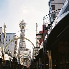通天閣が正面に見える本通り