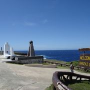 綺麗な海の前に慰霊碑が沢山あり、歴史の重みを感じます。