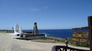 綺麗な海の前に慰霊碑が沢山あり、歴史の重みを感じます。