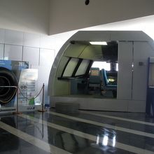 ロビーにタイヤやコクピット