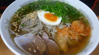 地元客は冷麺以外のものを注文していた