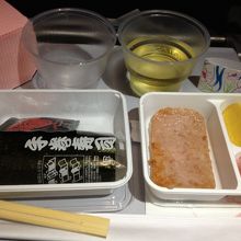 羽田離陸直後の食事（スパム手巻き寿司）