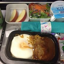 ホノルル到着前の食事（ロコモコ）