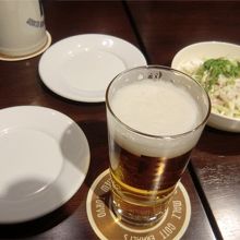 グラス生ビールと塩豚のサラダ